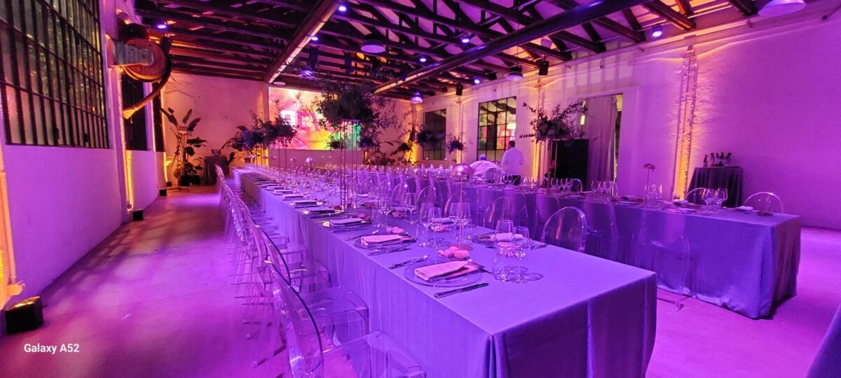 sala allestita per cena placèe con mise en place e luci soffuse, soffitto con travi in legno a vista