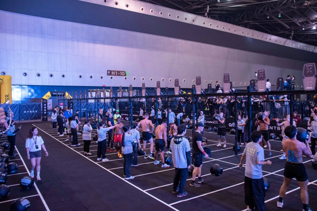 Evento sportivo indoor con pubblico e attività di fitness