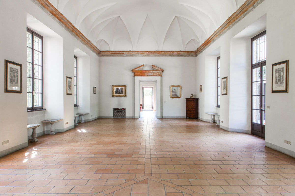 Salone storico con pavimento in cotto e soffitto a volte