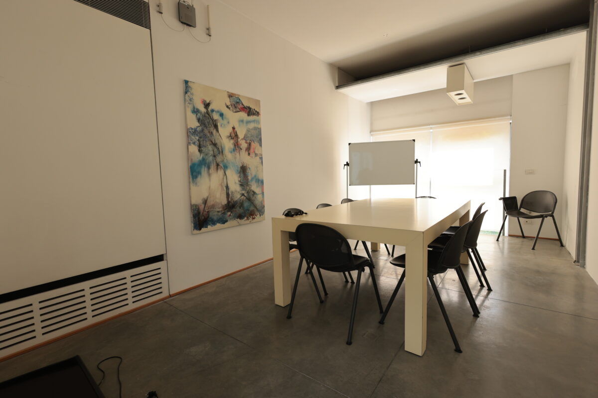meeting room con tavolo rettangolare e opere d’arte