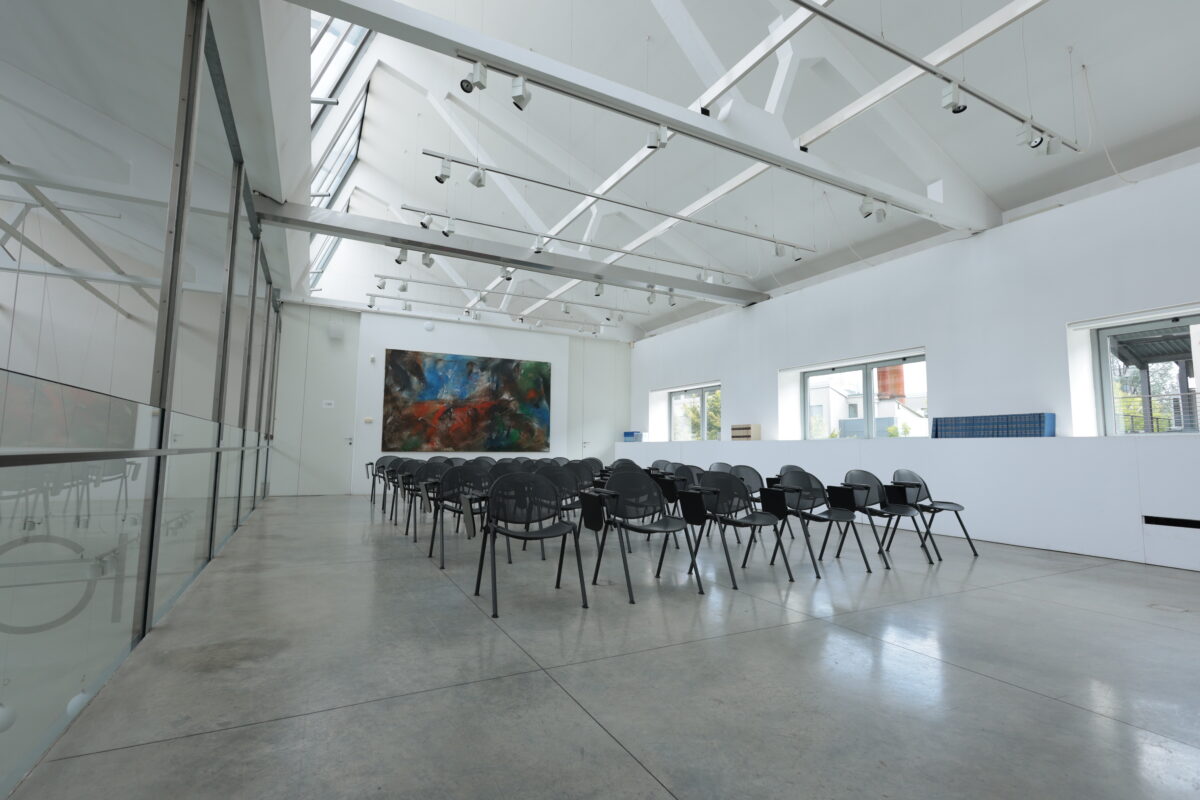 open space con allestimento a platea e luci naturali