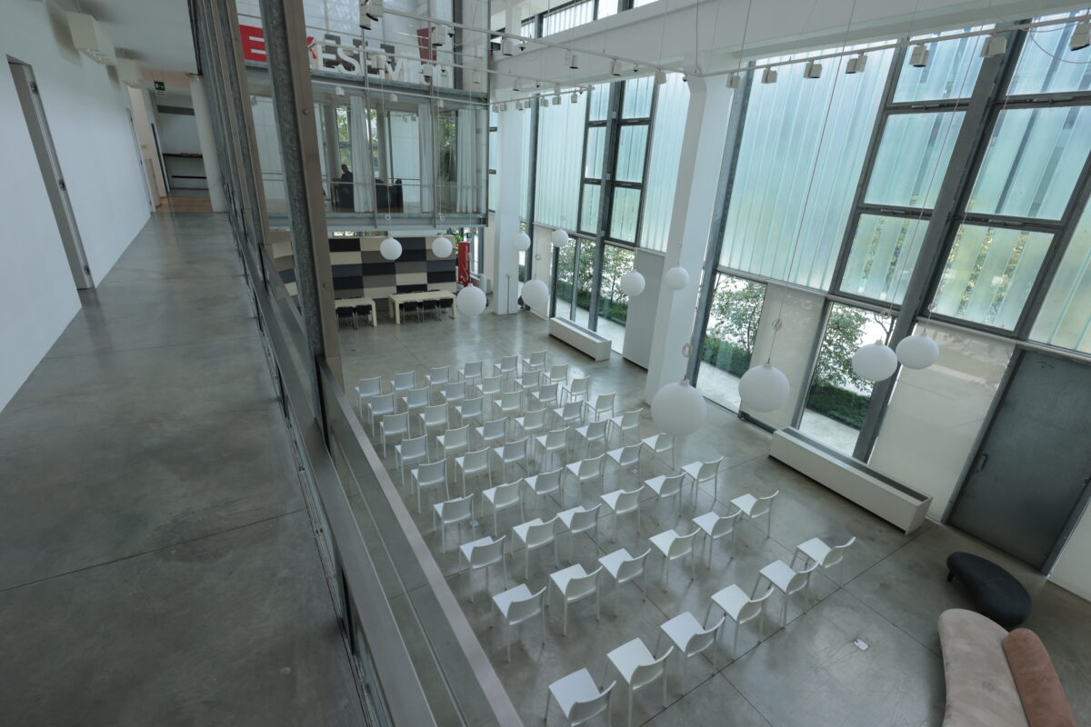vista dall’alto sull’open space con sedute a platea