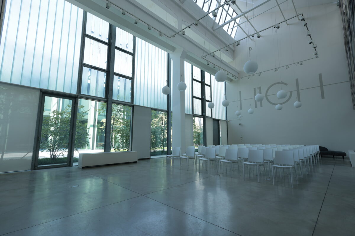 open space con vetrate e sedute per eventi