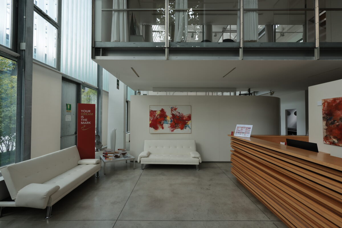 ingresso location con reception e opere d’arte